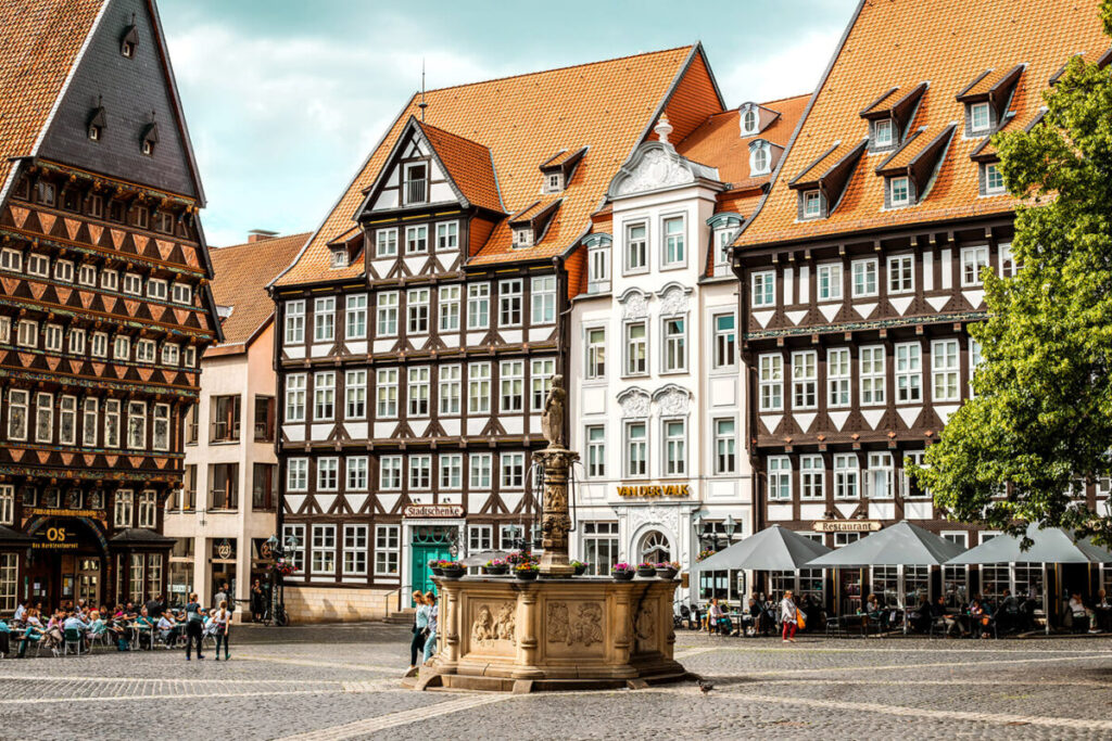 Erste Hilfe Kurs in Hildesheim und der Marktplatz von Hildesheim.