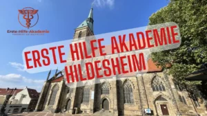 Erste Hilfe Akademie in Hildesheim im Hintergrund Andreaskirche